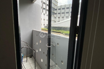 Balcony Comfortable Studio Apartment Low Floor with City View at Begawan Malang Apartment