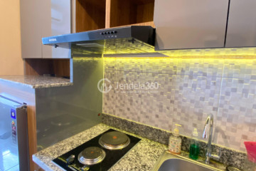 Kitchen Comfortable Studio Apartment Low Floor with City View at Begawan Malang Apartment