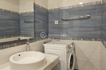 Bathroom Stylish 2BR Apartment Middle Floor with City View at Cosmo Terrace - Jakarta Residence Thamrin City