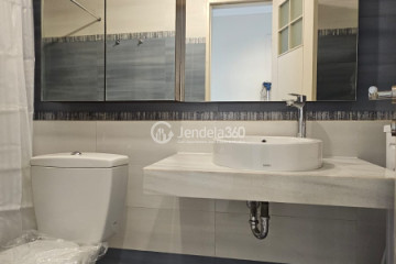 Bathroom Stylish 2BR Apartment Middle Floor with City View at Cosmo Terrace - Jakarta Residence Thamrin City