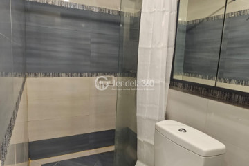 Bathroom Stylish 2BR Apartment Middle Floor with City View at Cosmo Terrace - Jakarta Residence Thamrin City