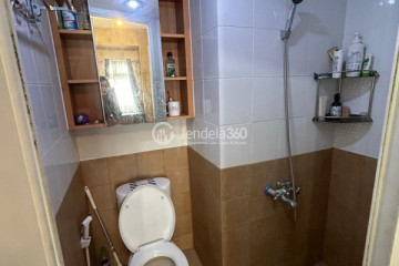 Bathroom 1BR Apartment with City View at Green Pramuka City Apartment