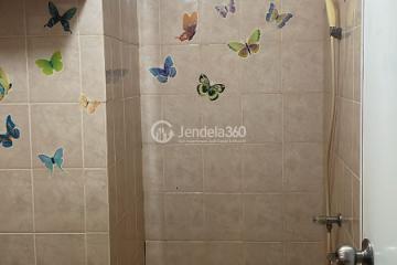Bathroom High Floor 2BR Apartment with  View at Green Lake Sunter Apartment