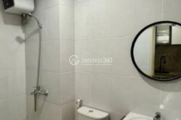 Bathroom Homey Studio Apartment Middle Floor with City View at Patraland Urbano Apartment