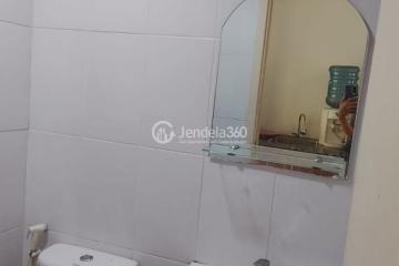 Bathroom Studio Patraland Urbano Apartment at Low Floor