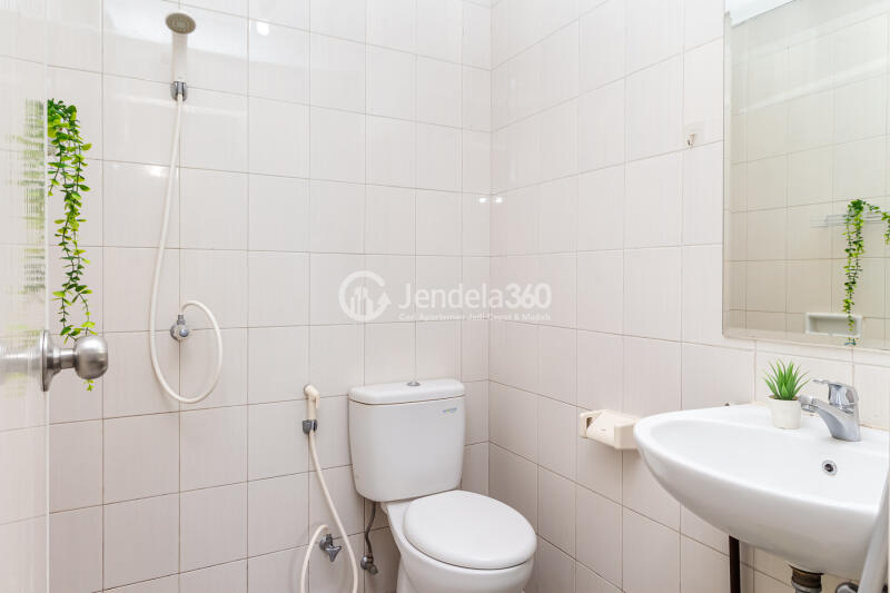 Bathroom 2BR Signature Park Grande Apartment at Low Floor