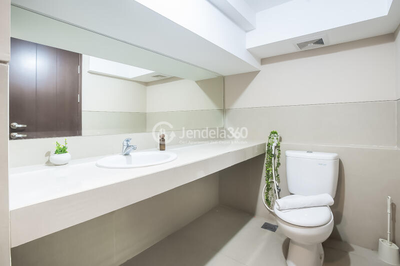 Bathroom Strategic Location 1BR Apartment High Floor with City View at U Residence Karawaci