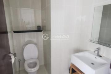 Bathroom High Floor 1BR Apartment with City View at Neo Soho Residence