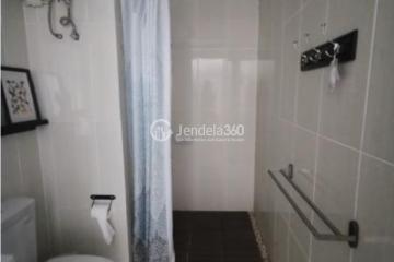 Bathroom High Floor 1BR Apartment with City View at Neo Soho Residence