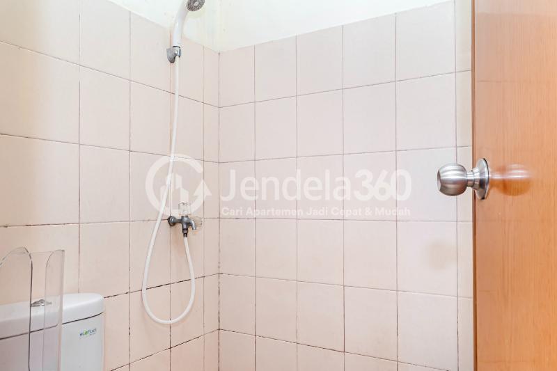 Bathroom High Floor Studio Apartment with City View at Tifolia Apartment