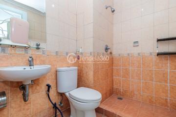 Bathroom Middle Floor 2BR Apartment with City View at MOI City Home