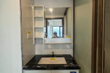 Bathroom 2BR Sky House Alam Sutera Apartment at Low Floor