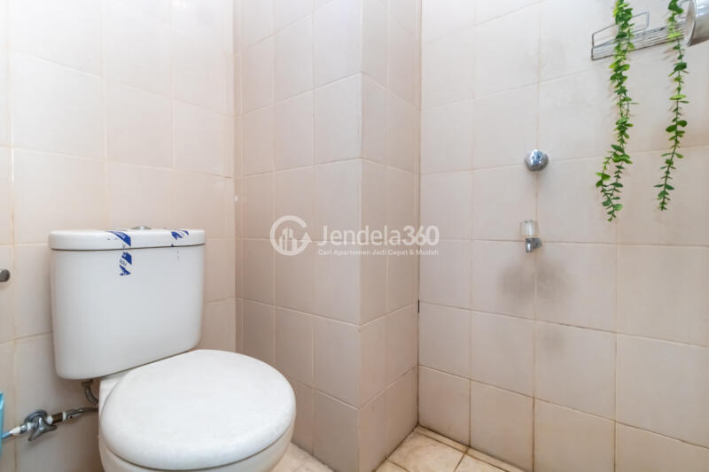 Bathroom Low Floor Studio Apartment with City View at Serpong Green View Apartment