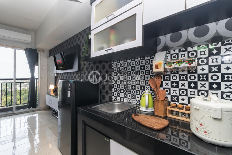 Kitchen Low Floor Studio Apartment with City View at Serpong Green View Apartment