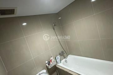 Bathroom Middle Floor 1BR Apartment with City View at Skyline Paramount Serpong