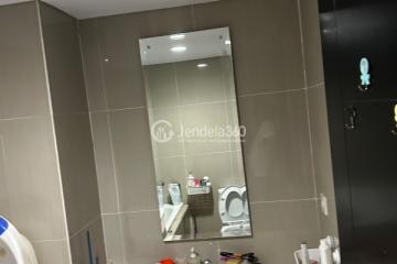 Bathroom Middle Floor 1BR Apartment with City View at Skyline Paramount Serpong