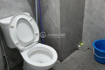 Bathroom Tidy Studio Apartment at Sayana Apartment Low Floor