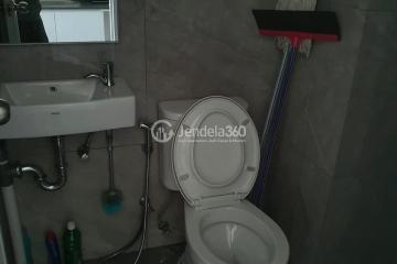 Bathroom Tidy Studio Apartment at Sayana Apartment Low Floor