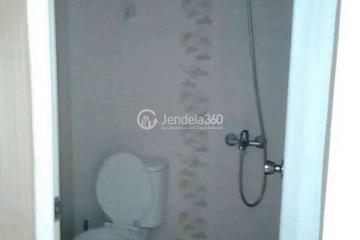 Bathroom Low Floor 2BR Apartment with City View at Mutiara Bekasi Apartment