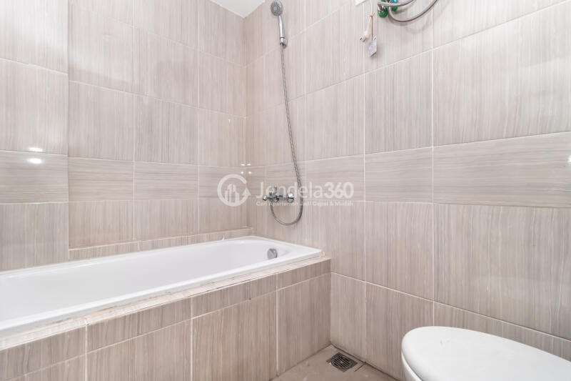 Bathroom Strategic Location 1BR Apartment High Floor with City View at Vasanta Innopark Apartment