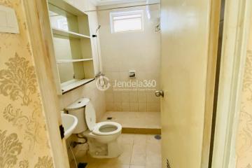 Bathroom Middle Floor 3BR Apartment with City View at Green Central City Apartment