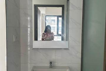 Bathroom High Floor 2BR Apartment with Pool View at Sky House Alam Sutera