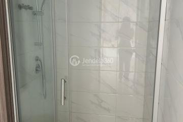 Bathroom High Floor 2BR Apartment with Pool View at Sky House Alam Sutera