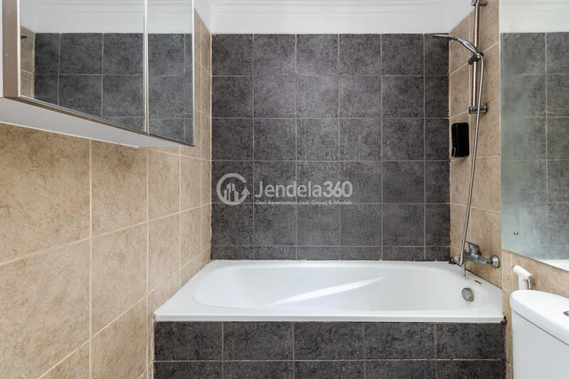 Bathroom 2BR Apartment with City View at Marbella Kemang Residence Apartment