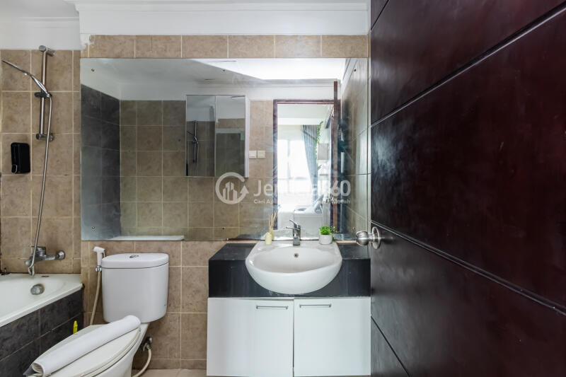 Bathroom 2BR Apartment with City View at Marbella Kemang Residence Apartment