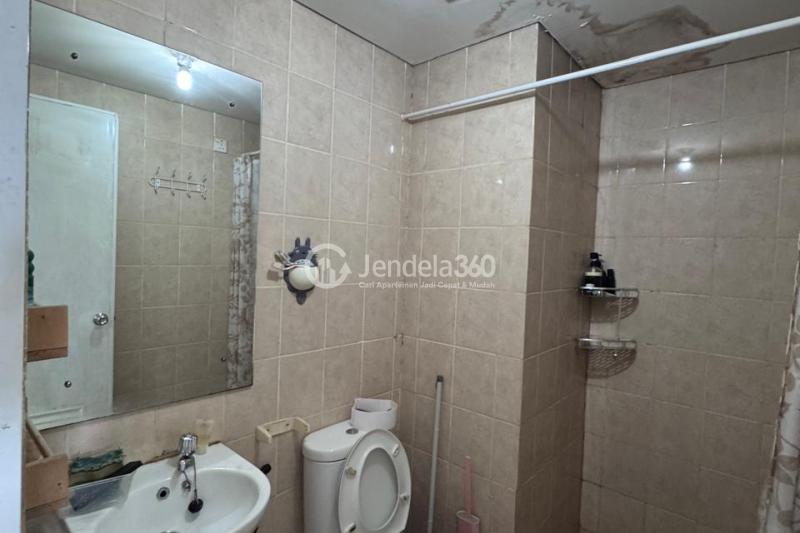 Bathroom 2BR Green Lake Sunter Apartment at Tower Southern Park