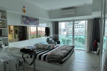 Bedroom Low Floor Studio Apartment with  View at Tamansari La Grande Apartment