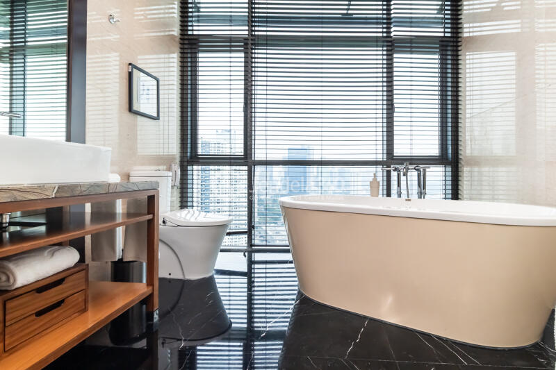Bathroom 3BR Shangri-La Residence Apartment at Low Floor