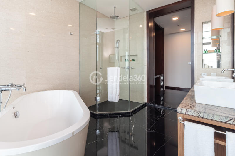 Bathroom 3BR Shangri-La Residence Apartment at Low Floor