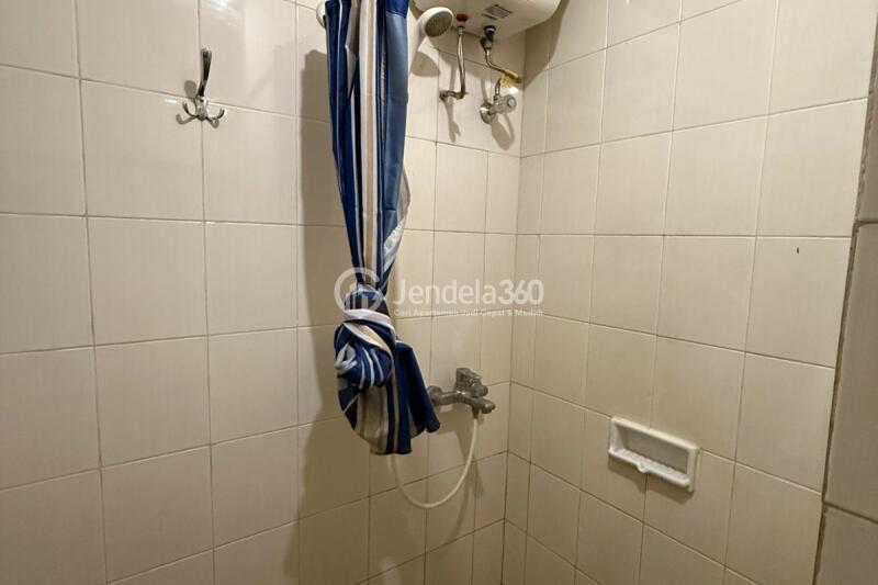 Bathroom Studio Apartment with City View at Signature Park Grande