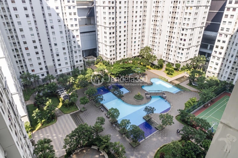 Balcony Tidy Studio Apartment Middle Floor with City View at Green Bay Pluit Apartment