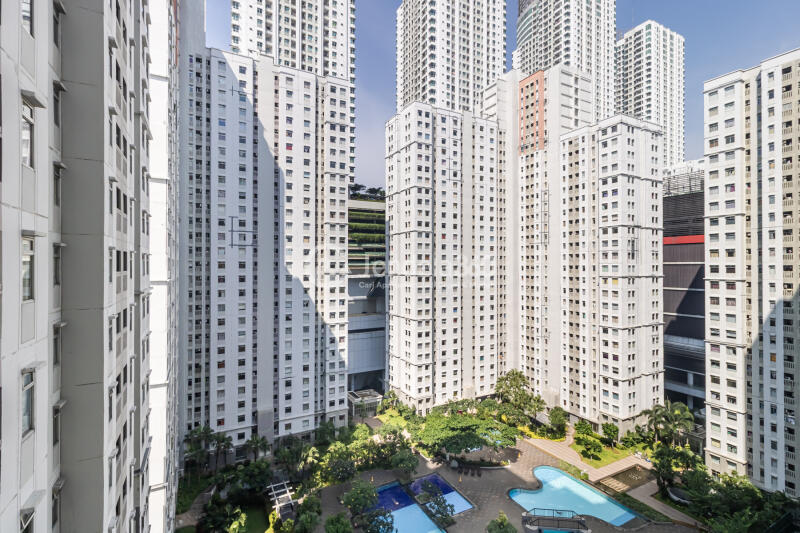 Balcony Tidy Studio Apartment Middle Floor with City View at Green Bay Pluit Apartment