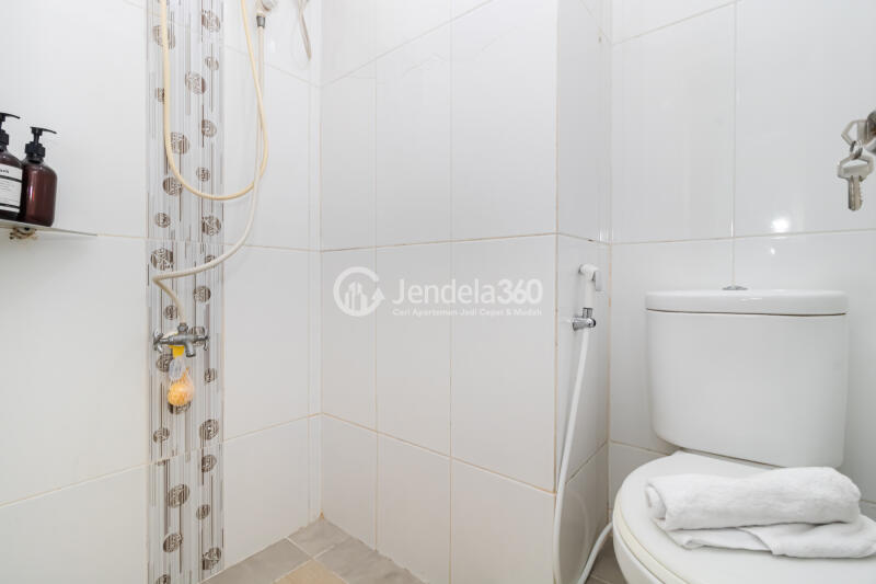 Bathroom Tidy Studio Apartment Middle Floor with City View at Green Bay Pluit Apartment
