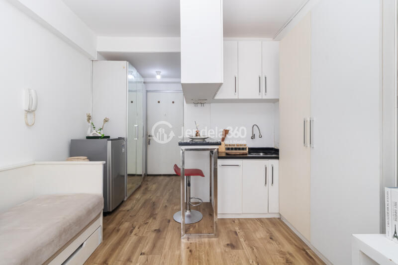 Bedroom Tidy Studio Apartment Middle Floor with City View at Green Bay Pluit Apartment