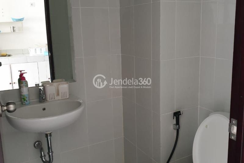 Bathroom High Floor Studio Apartment with  View at Casa De Parco Apartment