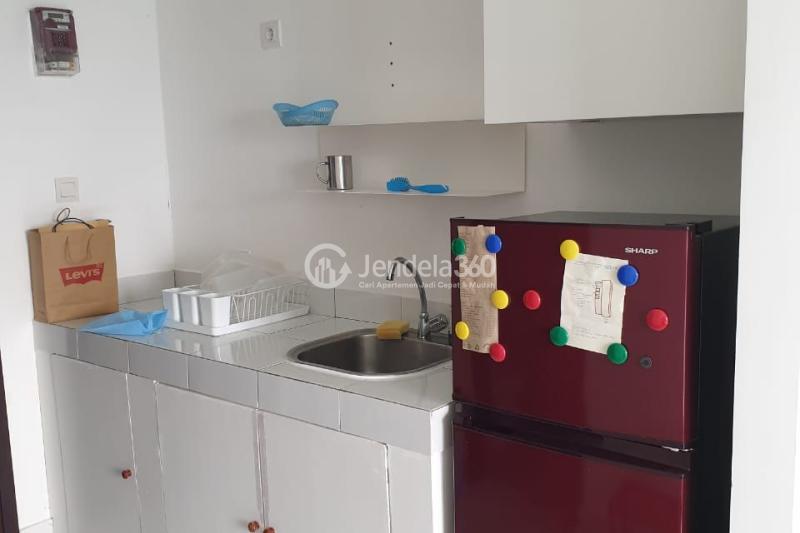 Kitchen High Floor Studio Apartment with  View at Casa De Parco Apartment