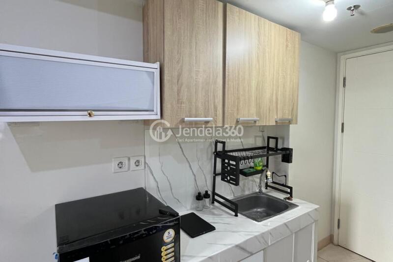 Kitchen Studio The Springlake Summarecon Apartment at High Floor