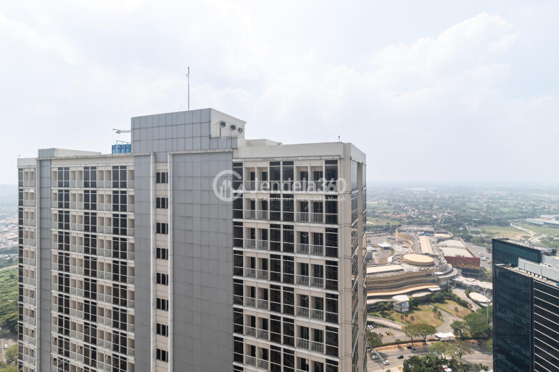 Balcony Cozy Studio Apartment High Floor with City View at Pacific Garden Apartment