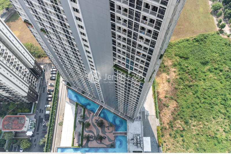 Balcony Cozy Studio Apartment High Floor with City View at Pacific Garden Apartment