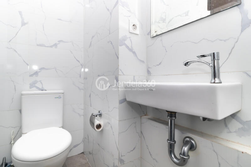 Bathroom Cozy Studio Apartment High Floor with City View at Pacific Garden Apartment
