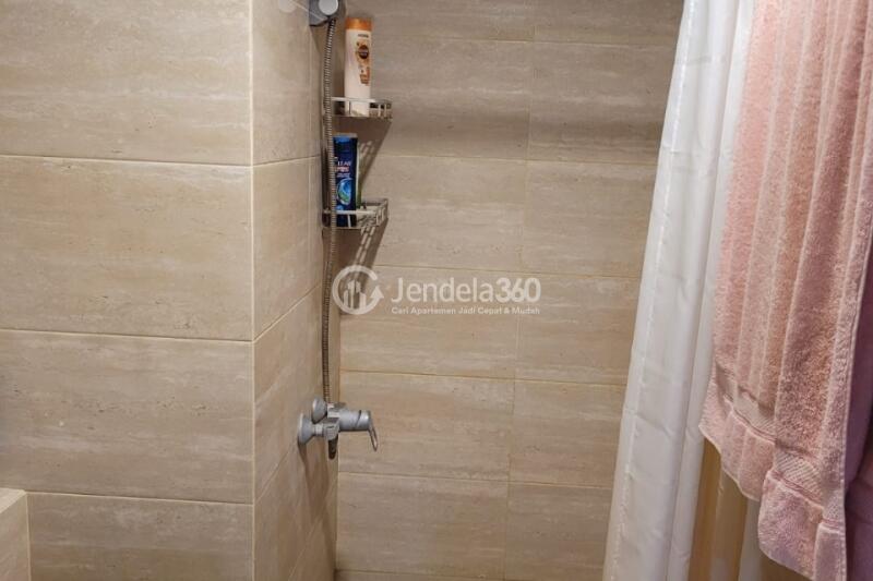 Bathroom Tidy 2BR Apartment at Springwood Residence High Floor