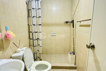Bathroom Middle Floor 1BR Apartment with City View at Mediterania Marina Ancol Apartment