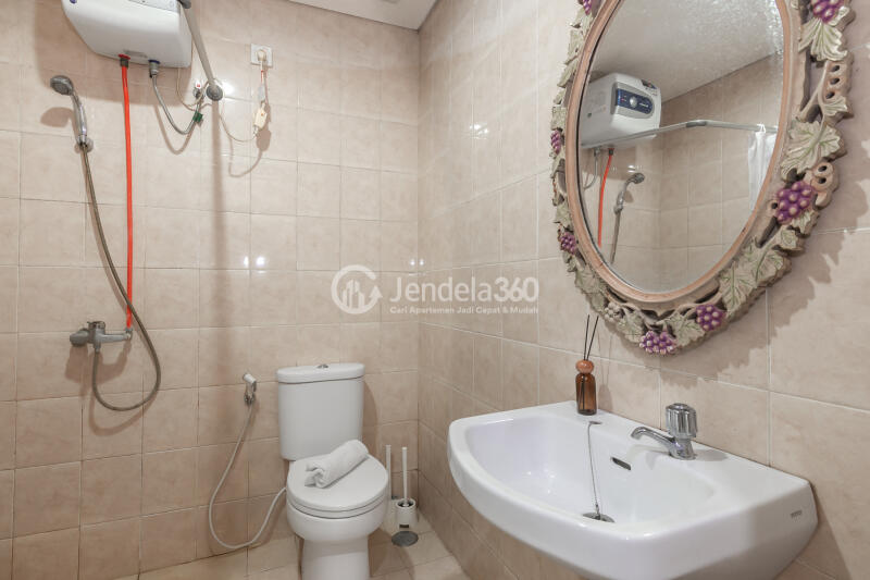 Bathroom Antique and Lovely 1BR Apartment with City View at Cosmo Terrace - Jakarta Residence Thamrin City