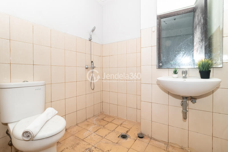 Bathroom Simply Look 2BR Apartment at Aspen Residence Apartment High Floor