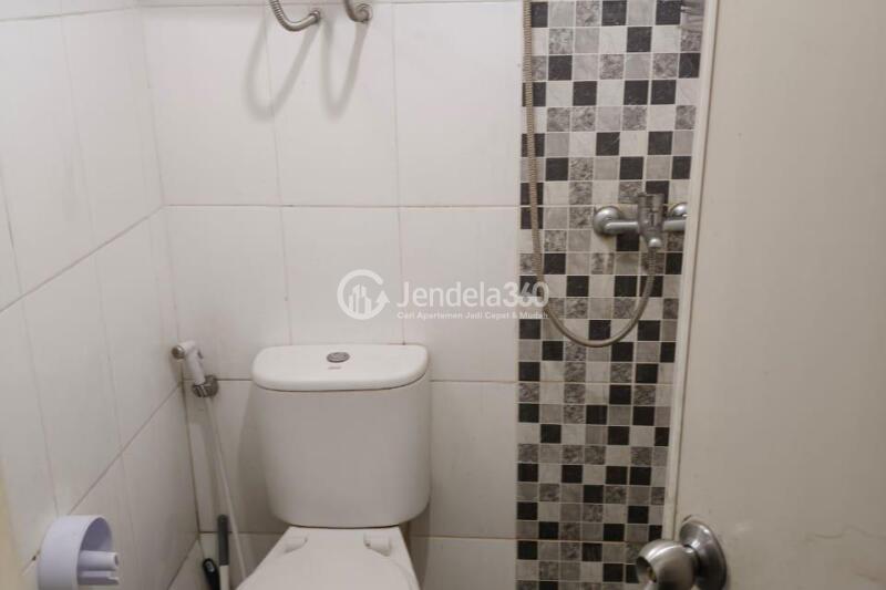 Bathroom Well Furnished 2BR Apartment Middle Floor with Swimming Pool View at The Suites @ Metro Bandung