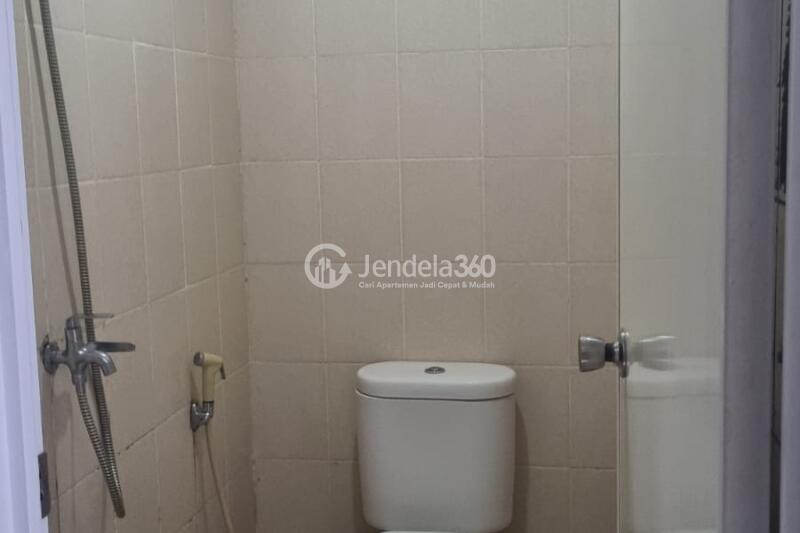 Bathroom 2BR SkyView Apartment at Tower 1